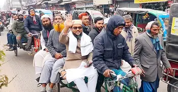 ভ্যানে চড়ে এসে মনোনয়নপত্র জমা দিলেন জামায়াত প্রার্থী দেলাওয়ার