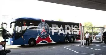 বিলবাওয়ে পিএসজি দলীয় বাসে পাথর নিক্ষেপ, আটক দুই