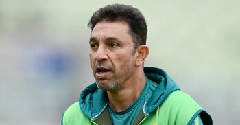 আজহার মাহমুদকে অব্যাহতি, টেস্টে চার বছরে পাকিস্তানের ৭ হেড কোচ বদল