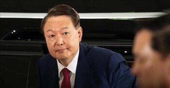 স্ত্রীর দুর্নীতির মামলায় আদালতে দক্ষিণ কোরিয়ার সাবেক প্রেসিডেন্ট