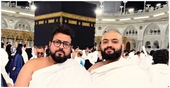 দুই বছর পর মক্কায় হলো বাবা-ছেলের দেখা, কাঁদলেন ওমর সানি