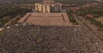 এত মানুষের ভেতর জায়গাটি খালি ছিল কেন?