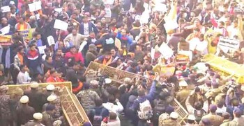 দিল্লিতে বাংলাদেশ হাইকমিশনের সামনে বিক্ষোভ, ব্যারিকেড ভেঙে ভেতরে ঢোকার চেষ্টা