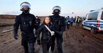 লন্ডনে ফিলিস্তিনের প্ল্যাকার্ড হাতে গ্রেফতার গ্রেটা থুনবার্গ