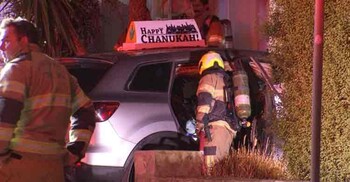 অস্ট্রেলিয়ায় ইহুদি উৎসবের সাইন লাগানো গাড়িতে আগুন