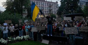 ইউক্রেনের সংসদীয় কার্যালয়ে দুর্নীতিবিরোধী সংস্থার তল্লাশি, নিরাপত্তা বাহিনীর বাধা