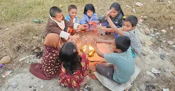 উষ্ণতার খোঁজে পৌষের শীতে শিশুদের দুরন্তপনা