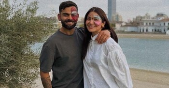 অর্ধেক অঙ্কিত মুখের ছবিতে ভক্তদের নববর্ষের শুভেচ্ছা কোহলি-আনুশকার