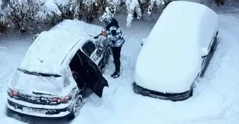 ভারী তুষারপাতে বিপর্যস্ত পোল্যান্ড, গাড়িতেই বহু মানুষের রাত্রিযাপন