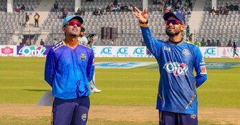 ৫ উইকেট হারিয়ে ধুঁকছে ঢাকা