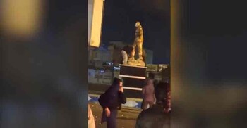 ইরানে কাসেম সোলাইমানির ভাস্কর্য ভেঙে ফেললো বিক্ষোভকারীরা