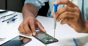 নষ্ট ফোন ফেলে দেবেন না, এতে আছে লাখ টাকার সোনা