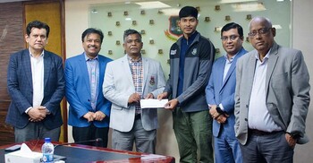 আর্থিক সংকটে থাকা বিশ্বকাপজয়ী পেসারকে ৫ লাখ টাকা দিলো বিসিবি