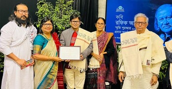 কবি রফিক আজাদ স্মৃতি পুরস্কার পেলেন ময়ুখ চৌধুরী ও ওবায়েদ আকাশ