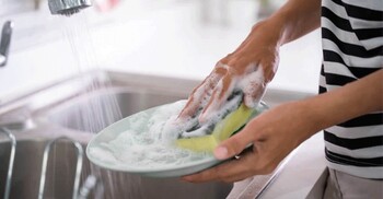 ঠান্ডা পানিতে বাসন ধোয়ার সময় হাত গরম রাখবেন যেভাবে