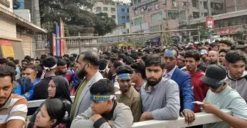 ফাইনাল শুরুর কয়েক ঘণ্টা আগেই শেরে বাংলার সামনে জনস্রোত