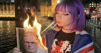 যুক্তরাজ্যে জনপ্রিয় এআই গার্ল ‘আমেলিয়া’, ছড়াচ্ছে মুসলিম বিদ্বেষ