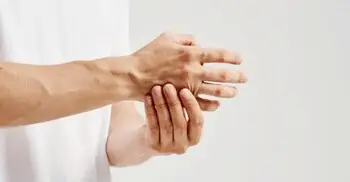 কিবোর্ডে টাইপ করলে হাতে ব্যথা? হতে পারে ডিস্টোনিয়া