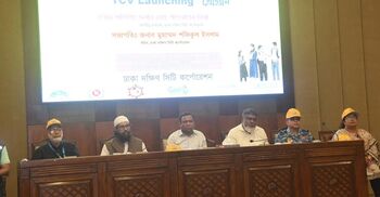 গুজব ঠেকাতে সন্তানদের টাইফয়েডের টিকা দিলেন কর্মকর্তা-কর্মচারীরা