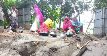 ‘সব ভেসে গেছে, আমরা এখন কোথায় যাবো’