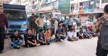 Titumir students block Mohakhali road, demand separate university