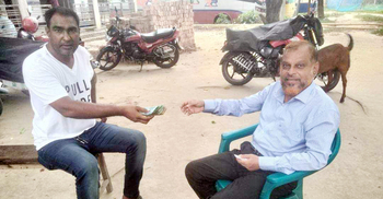 কুড়িয়ে পাওয়া লাখ টাকার মালিককে খুঁজে বেড়াচ্ছেন সরকারি কর্মকর্তা