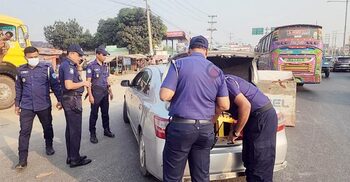 আওয়ামী লীগের ‘লকডাউন’ ঘিরে আমিনবাজারে পুলিশের চেকপোস্ট