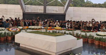 খালেদা জিয়ার সমাধিতে শ্রদ্ধা জানাতে মানুষের ঢল