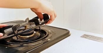 গ্যাসের চুলার শিক পরিষ্কার করবেন যেভাবে