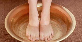 দিনভর ক্লান্তির সমাধান লুকিয়ে আছে গরম পানির বালতিতে