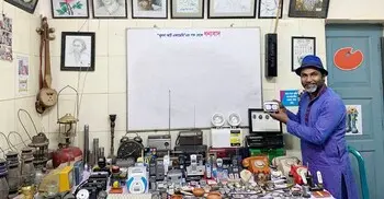 আঁকেন ছবি, সংগ্রহ করেছেন ৩০০ পুরোনো সামগ্রী