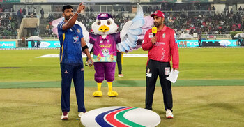 বরিশালের বিপক্ষে টস হেরে ব্যাট করছে ঢাকা