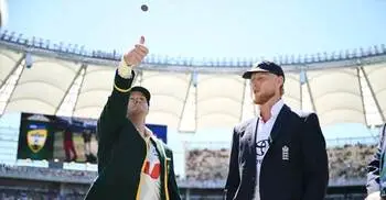 ব্রিসবেনে টসে জিতে ব্যাটিংয়ে ইংল্যান্ড