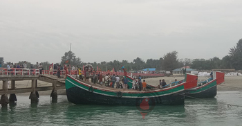 ট্রলার-স্পিডবোটে সেন্টমার্টিন ছাড়ছেন পর্যটকরা