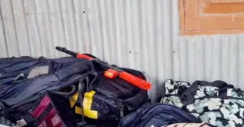 ব্যাগের স্তূপে খেলনা বন্দুক, ট্রিগার ছোঁয়ার শিশুটি নেই