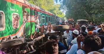 মিরসরাইয়ে চলন্ত ট্রেনের ধাক্কায় দুমড়ে মুচড়ে গেলো পিকআপ