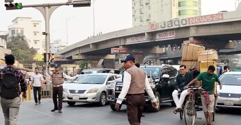 স্বয়ংক্রিয় সিগন্যাল থাকা সত্ত্বেও হাতের ইশারায় ট্রাফিক নিয়ন্ত্রণ