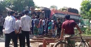 রেলক্রসিংয়ে উঠে থেমে গেলো ট্রাক, পরে ট্রেনের ধাক্কা