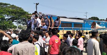 ভৈরবে ট্রেন থামিয়ে জেলা ঘোষণার দাবিতে বিক্ষোভ