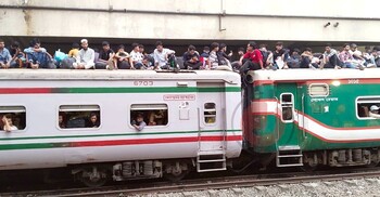 ঈদযাত্রায় ট্রেনে উপচেপড়া ভিড়, ছাদেও তিল ধারণের ঠাঁই নেই