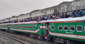 কমলাপুরে ঘরমুখো মানুষের স্রোত