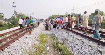 কুমিল্লায় ট্রেনের ধাক্কায় প্রাণ গেলো বাবা-ছেলের