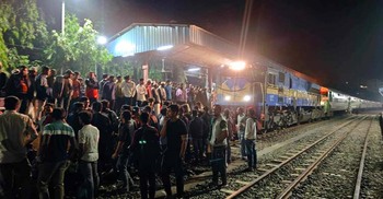 দিনাজপুরে হাবিপ্রবির শিক্ষার্থীদের ট্রেন অবরোধ