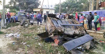 1 killed as train hits police van in Jamalpur