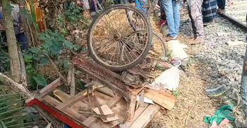 রাজবাড়ীতে ভ্যানে ট্রেনের ধাক্কা, নিহত ২