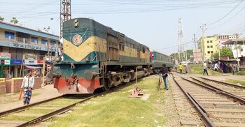 রাজবাড়ীতে লাইনচ্যুত ট্রেন উদ্ধার, ৩ ঘণ্টা পর যোগাযোগ স্বাভাবিক