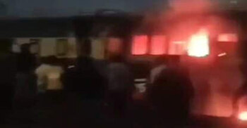 তেজগাঁওয়ে ট্রেনের পরিত্যক্ত বগিতে আগুন, হাতেনাতে আটক ২