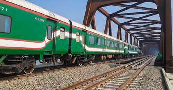 গন্তব্যে পৌঁছাতে ট্রেনযাত্রায় সময় লাগছে কম