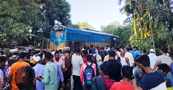 কিশোরগঞ্জ এক্সপ্রেসের ইঞ্জিনসহ দুই বগি লাইনচ্যুত