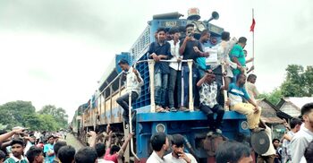 যাত্রা বিরতির দাবিতে পঞ্চগড় এক্সপ্রেস আটকে বিক্ষোভ